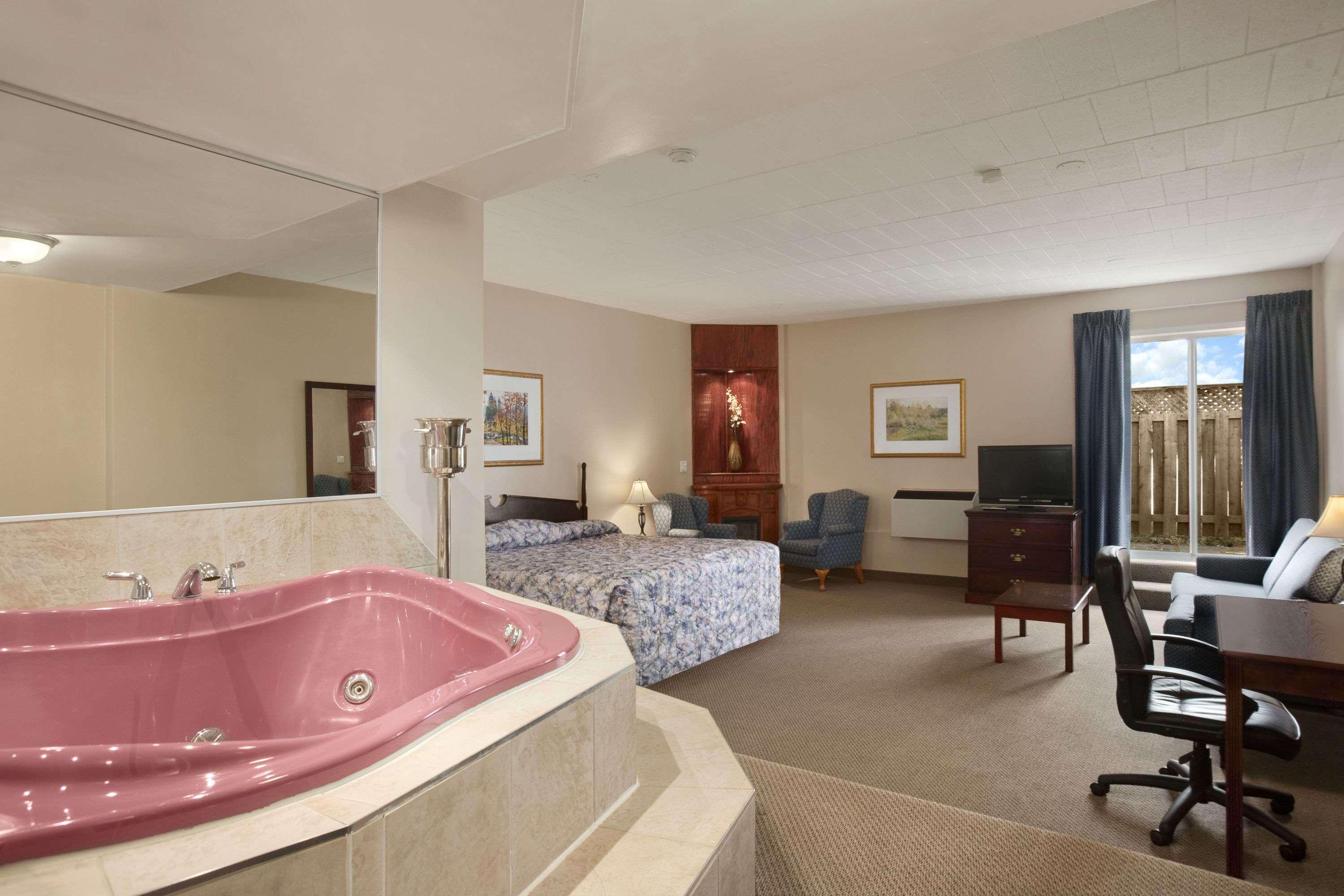 Travelodge By Wyndham Cambridge - Waterloo Экстерьер фото