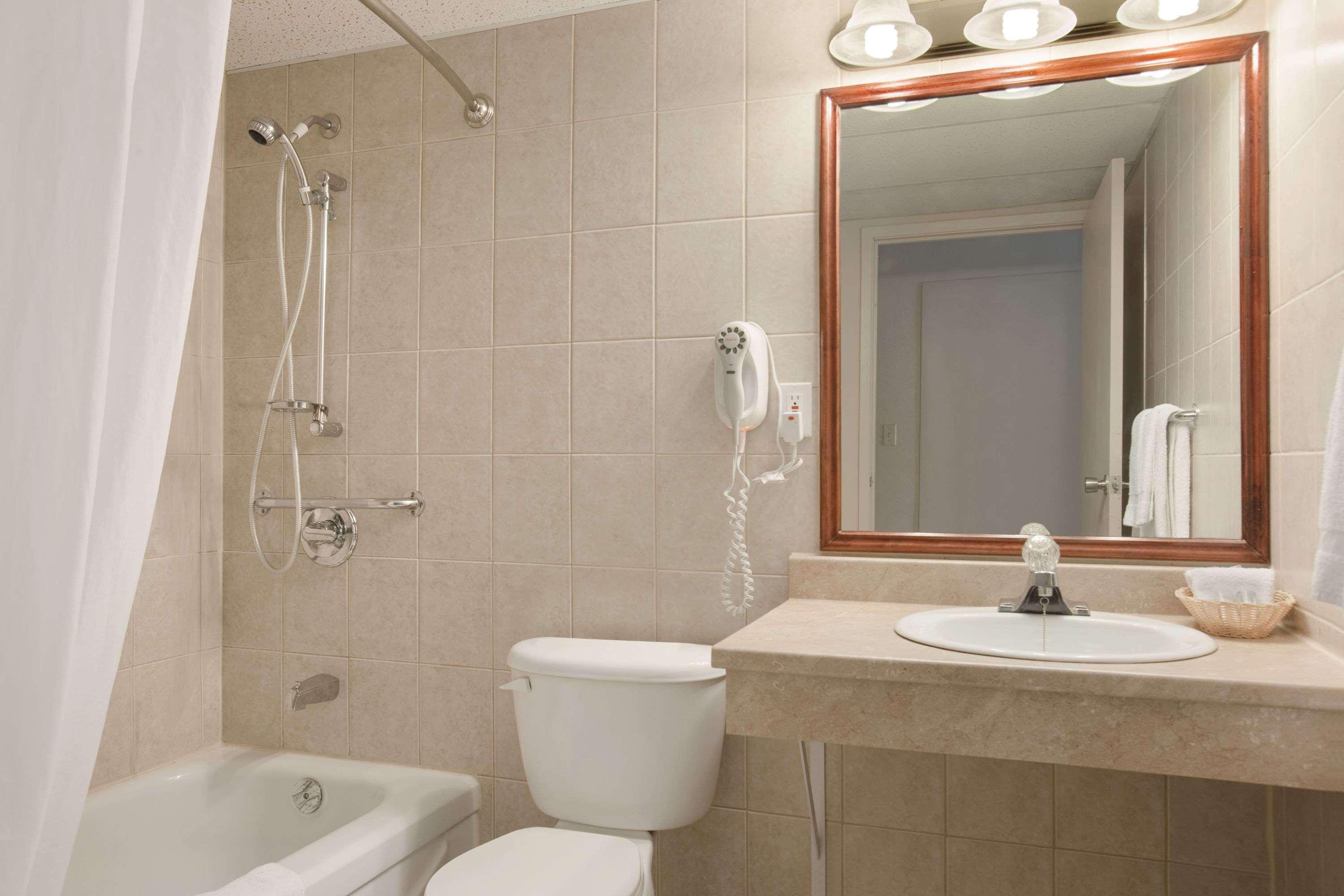 Travelodge By Wyndham Cambridge - Waterloo Экстерьер фото